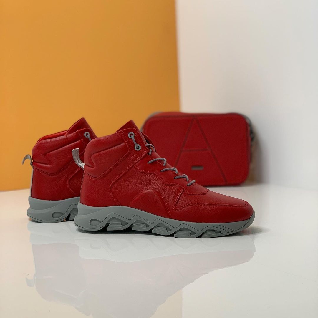 Tire sole hiking sneakers