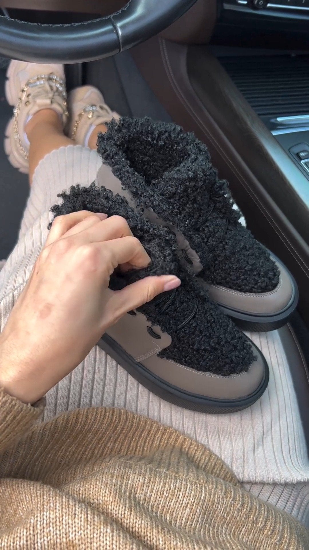 Surface black fuzzy shoes