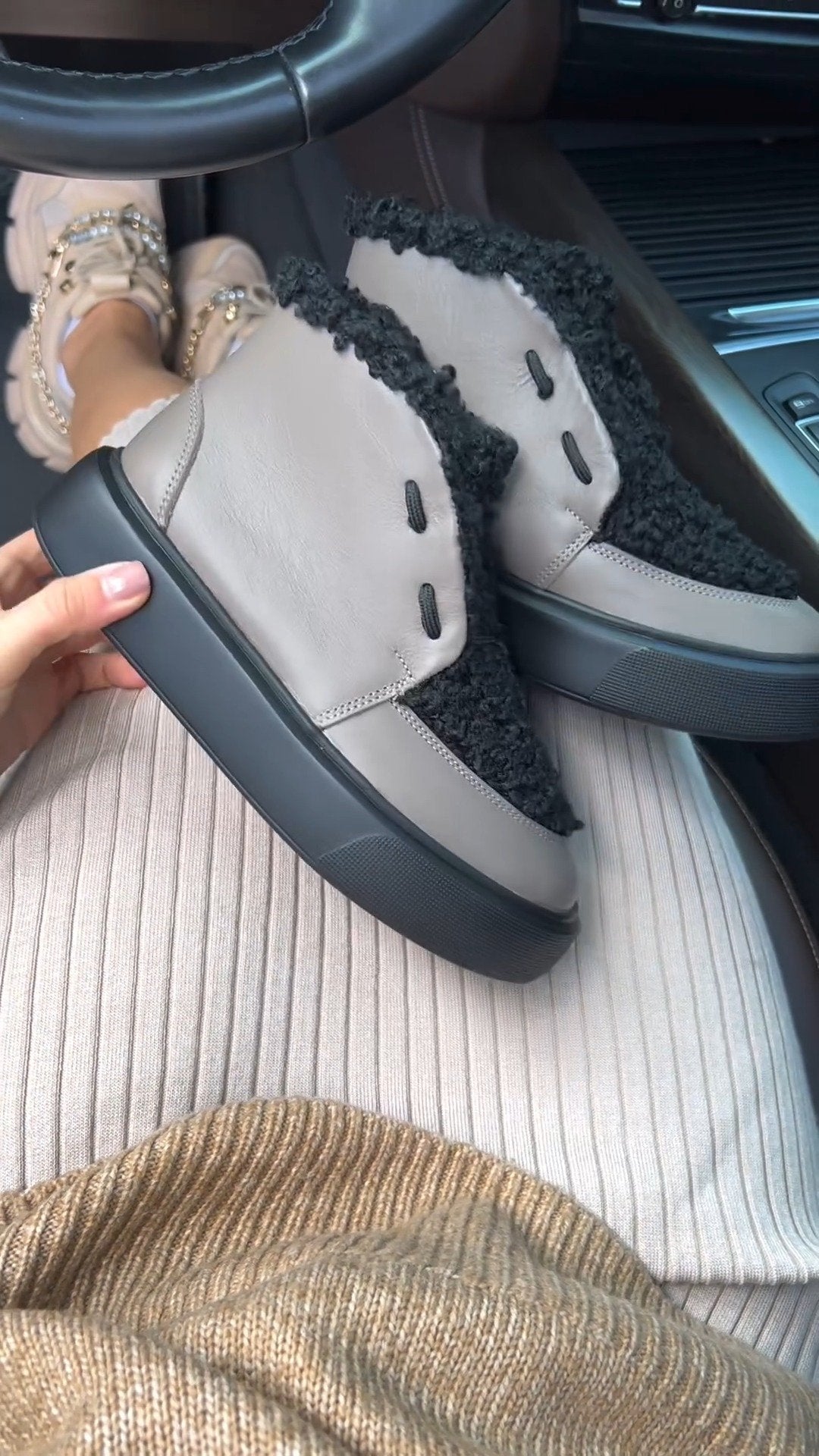 Surface black fuzzy shoes