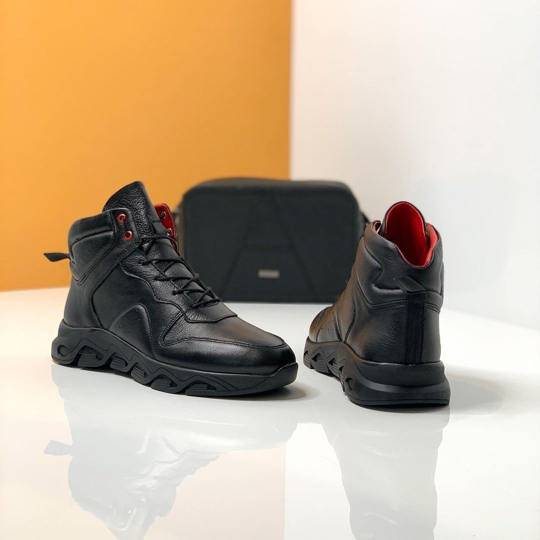 Tire sole hiking sneakers