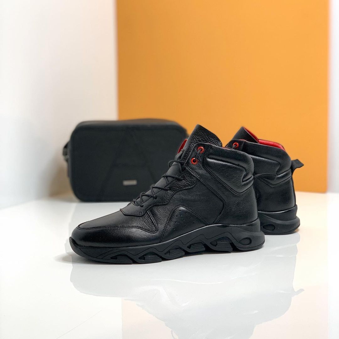 Tire sole hiking sneakers