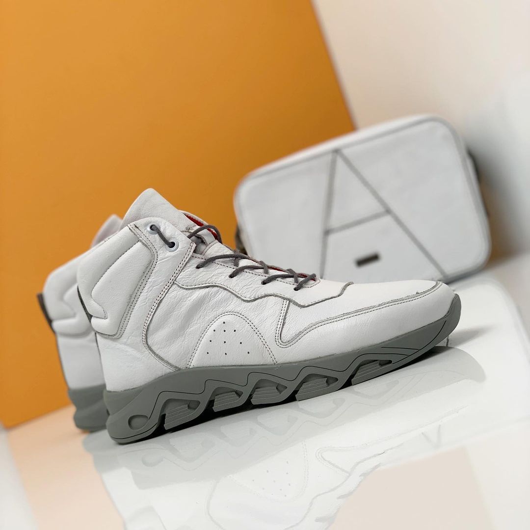 Tire sole hiking sneakers