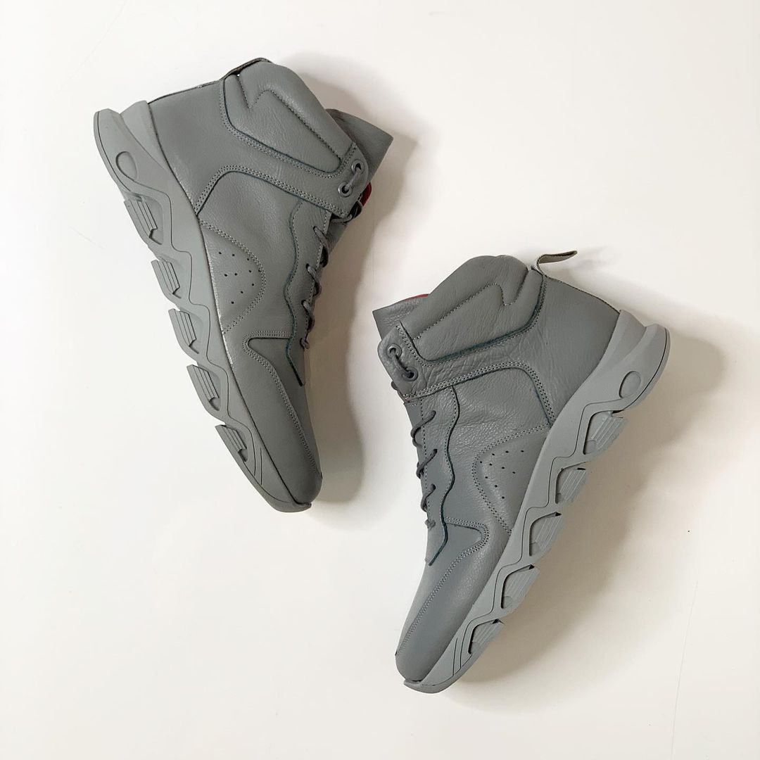 Tire sole hiking sneakers