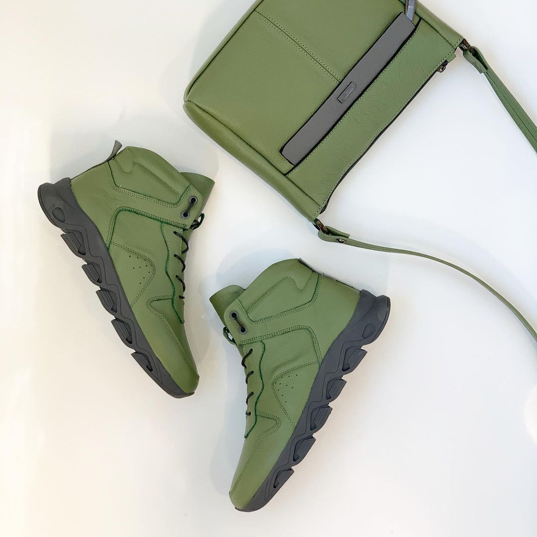 Tire sole hiking sneakers