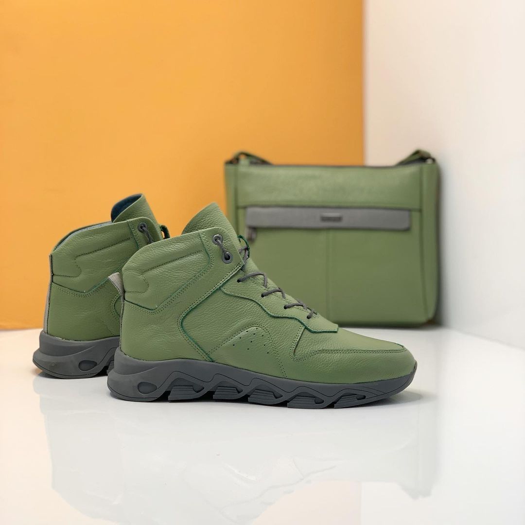 Tire sole hiking sneakers